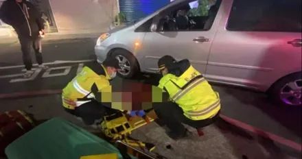 淡水婦酒醉癱坐路邊　慘遭轎車撞倒再輾過重傷送醫