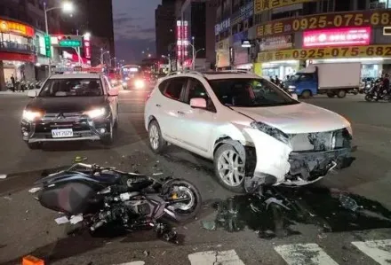 也太慘！高雄小情侶雙載遭右轉車撞斷腿　肇事原因待查