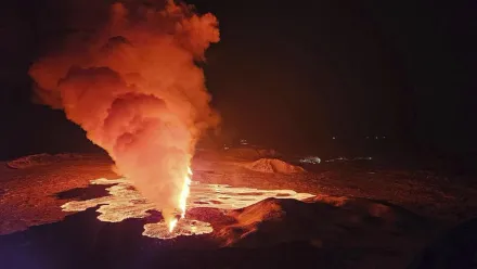 冰島西南部火山再爆發！「藍潟湖」急封閉　熔岩淹沒地熱管線影響上千居民