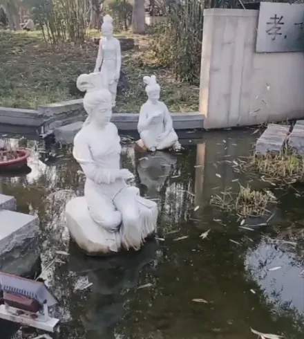 影/武漢園博園「池塘滿滿垃圾」　遊客狂吐槽：花200元來看臭水溝