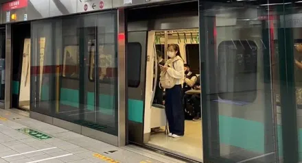 快訊/高捷列車驚傳故障！三多商圈站150名旅客被請下車