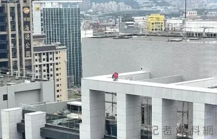 生死一瞬間！新莊建案工人19樓高「驚險高空走梁」　完全無防護設施