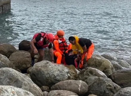 影/落水瞬間曝光！台東富岡26歲男喝茫墜海　被救上岸「意識不清」