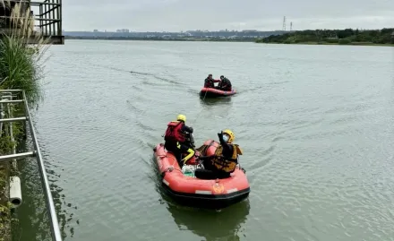 水廠廠商採泥化驗船艇擱淺　消防人員拖船助脫困