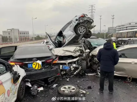 影/恐怖連環撞！蘇州公路結冰如抹油「逾百車慘撞一團」交警被撞飛