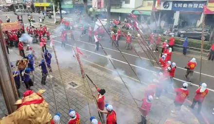 影/好壯觀！2500支竹竿炮狂炸神轎　屏東市林仔內熱鬧滾滾