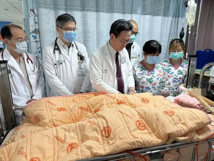 3姊弟車禍！彰基總院長陳穆寬帶領醫療團隊為8歲姊姊禱告