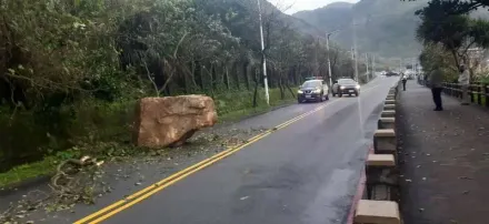 恐怖！基隆湖海路15噸巨石崩落　衝破護欄險砸車