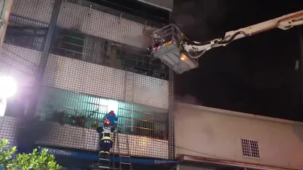 影/豐原工廠火警！1樓加工區狂燒7人受困　雲梯救援3人送醫