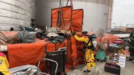 快訊/高雄李長榮工安意外！50歲工人清油槽遭泥塊壓住　搶救中