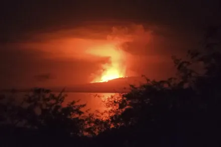 影/隔4年又爆發！厄瓜多火山煙柱直竄3公里高　黑夜瞬間被染紅