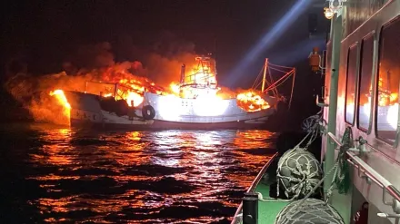 影/海上救援片！漁船突燃燒「整艘變火球」　澎湖海巡暗夜衝現場救5人