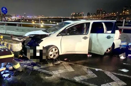 快訊/新北成蘆橋轎車自撞分隔島　54歲男駕駛受傷送醫