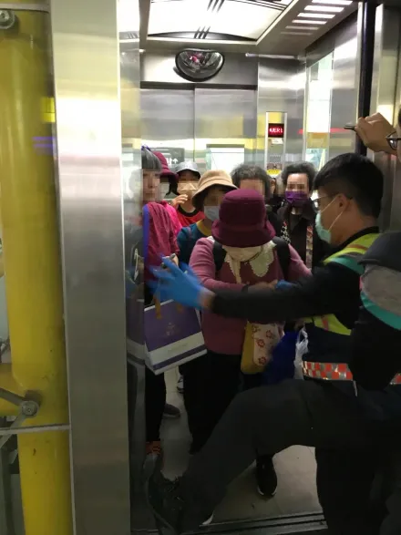 影/員林火車站「電梯突卡住」！8旅客受困　消防急救援