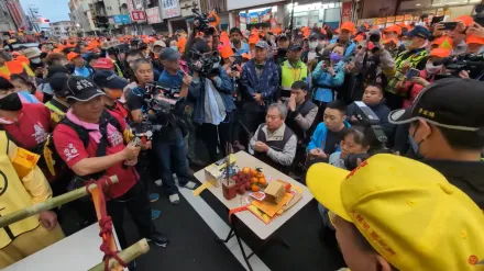 白沙屯媽祖/粉紅超跑急迴轉！信眾全家感動跪拜「感謝媽祖婆來家裡看一看」