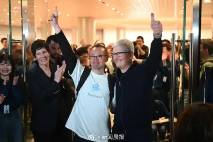 影/蘋果亞洲最大旗艦店上海開幕！庫克親自開門迎客　果粉興奮求合照