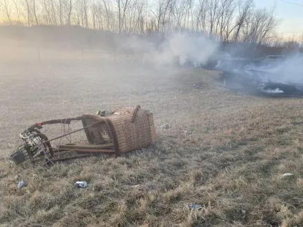 影/熱氣球被強風吹偏！碰觸高壓電線起火墜地　監視器捕捉驚險一刻