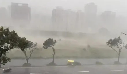 同一個台灣？北台灣「強風暴雨」走不動　南部卻狂飆39度！