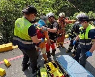 撿個水瓶連人帶車摔山坡下！新北泰山貨車司機受困　警消2小時順利救人