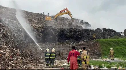 影/新竹新豐掩埋場火警昨晚延燒至今　4水線2挖土機持續灌救