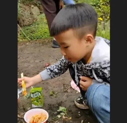 驚！6歲男童掃墓在墳前「吃爺爺供品」引論戰　網挺：這是家宴