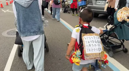 大甲媽遶境進香/好孝順！6歲男童頭貼紗布　徒步揹紙板「為阿祖祈福」