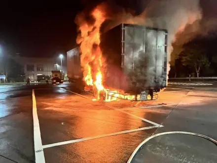 貨櫃車當場燒起來！國3西湖服務區內驚現火球　貨物全泡湯