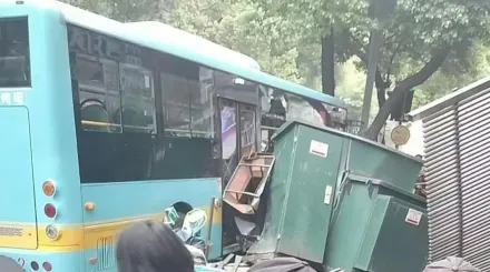 江西公車衝進人群「釀3死7傷」　司機疑心臟病發失去意識