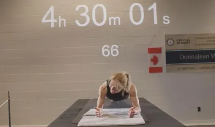 影/這阿嬤超猛！58歲的她棒式撐破4小時30分　刷新金氏世界紀錄