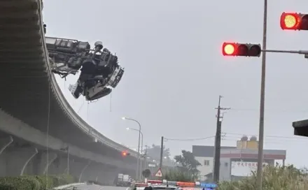 快訊/深夜西濱車禍命危！台61「大車相撞」駕駛噴飛橋下　半個車頭露出搖搖欲墜