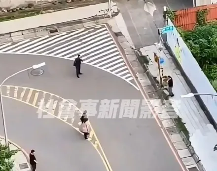 影/新竹街頭驚見男子持刀自殘！警方緊急到場以「電擊槍」制伏送醫