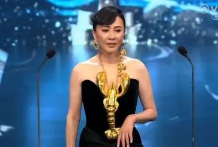 劉嘉玲穿龍蝦裝現身金像獎「撞衫11姑」！網笑：《與龍共舞》領先33年
