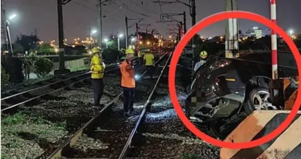 宜蘭西線鐵路驚險一幕！轎車撞平交道護欄卡住　鐵路一度停止運行