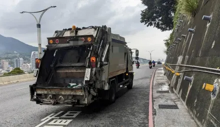 19歲男大生台北騎車到淡水上課　遭垃圾車輾過送醫不治