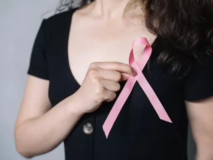 不到半年大8倍！33歲女洗澡摸到「胸部有顆粒」　檢查驚見患「最惡乳癌」