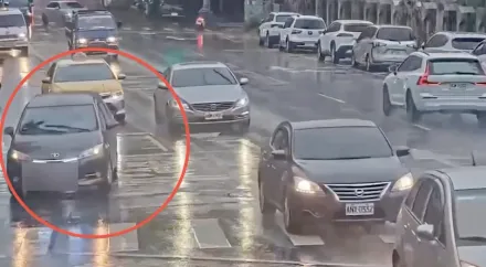 影/搭訕國中生「要不要上車」嚇壞家長　73歲婦到案：不忍學生淋雨