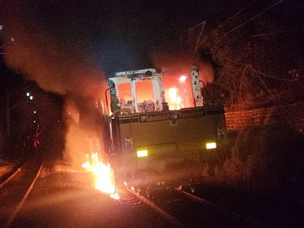 影/后里=豐原砸道車行駛間起火！電車線燒起來　中午前搶修完畢