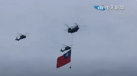 520國旗機隊超猛！阿帕契、眼鏡蛇、黑鷹等12架直升機出動　契努克吊掛巨幅國旗
