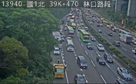 快訊/下班注意！國1泰山轉接道北向車禍　大貨車追撞小客車時速剩20km