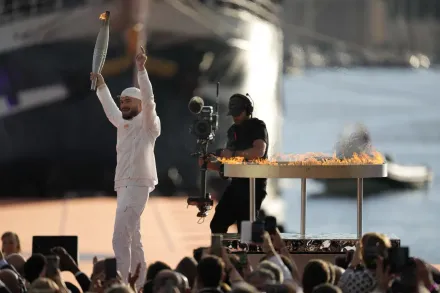 巴黎奧運聖火抵馬賽港！饒舌歌手朱爾點燃聖火台　現場23萬人觀禮