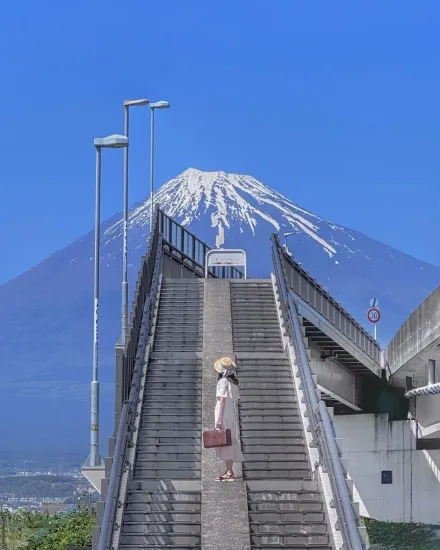 影/觀光公害不斷！富士山網紅大橋急加裝柵欄　阻遊客闖馬路拍照