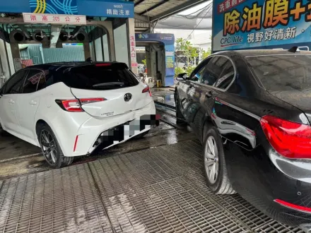 影/糊塗女駕駛暴衝洗車場！加油站女員工遭撞　「卡車底」肢體遍體麟傷