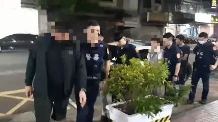 快訊/疑行車糾紛遭記恨尋仇！三重深夜7煞砸爛賓士車　警逮5人扣球棒西瓜刀