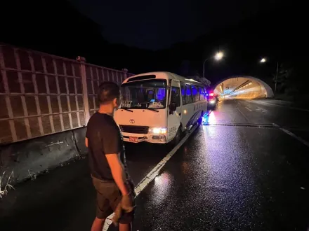 校車擦撞隧道壁！新北康橋中學2學生受傷送醫　教育局：已派員關心並提供協助