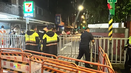 快訊/避免立法院外群眾入侵　警方架鐵欄杆封閉鎮江街