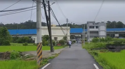 影/苗栗清晨轟隆巨響！拖板車載怪手「3根水泥電桿被拉斷」　住戶：以為又地震