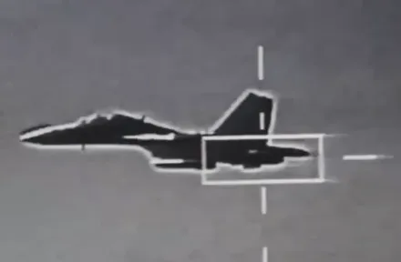 影/罕見「狙擊手莢艙」首曝光！空軍秀F-16V精準標定殲16、轟6