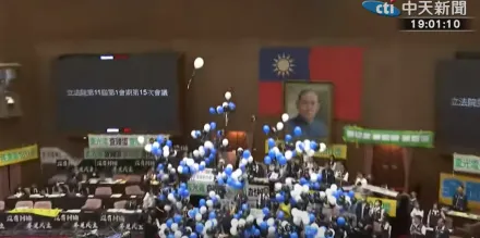 民進黨團出奇招放飛「藍白黑」氣球！韓國瑜嚇一跳