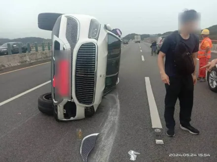 出大事！國3聯結車變換車道引發連續擦撞　千萬邁巴赫翻車了