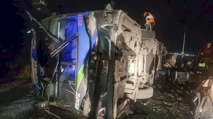影/天色昏暗釀禍？祕魯載貨列車撞翻巴士　初判共致「4死30多傷」